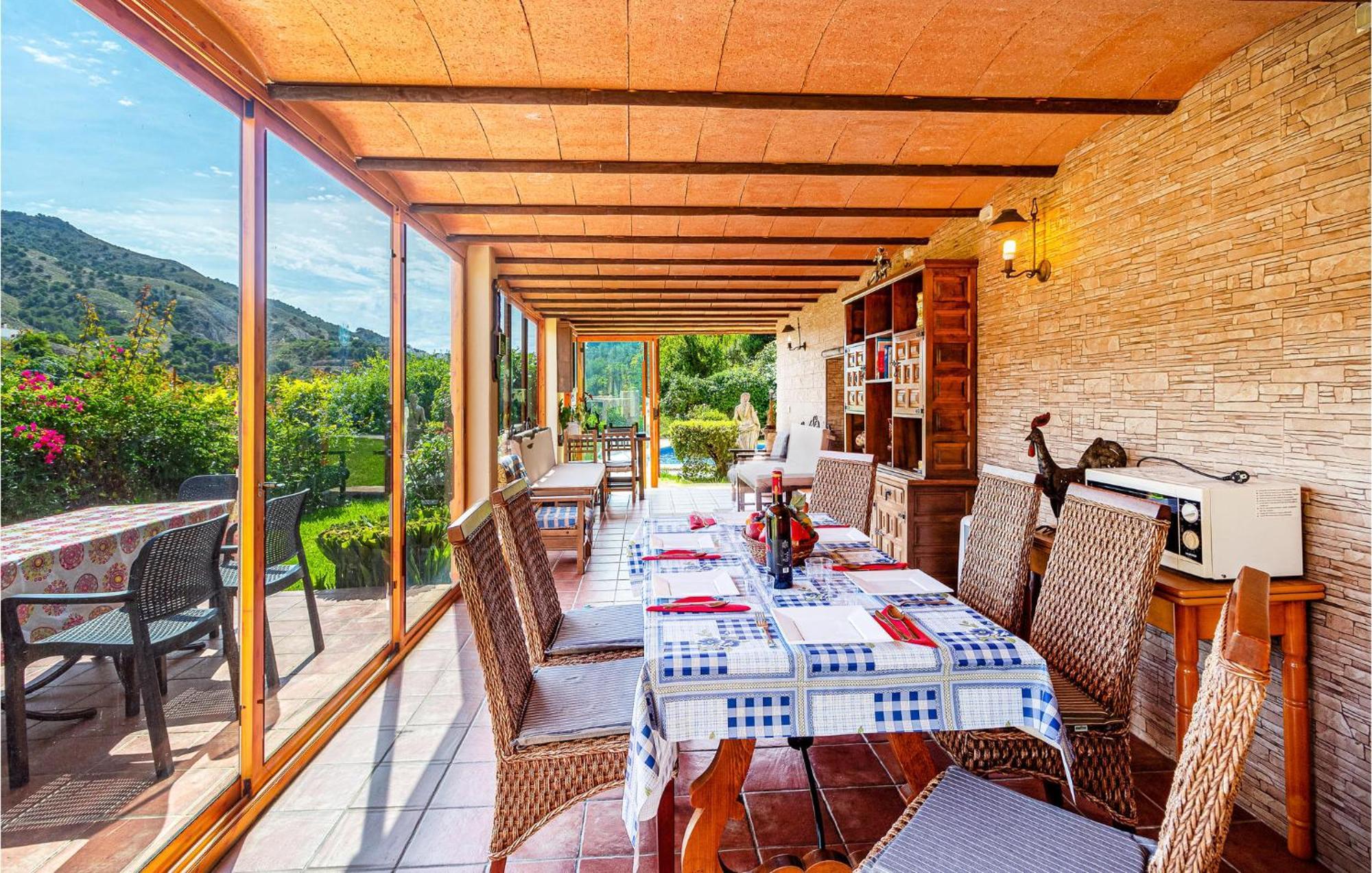 Vakantiehuis In With 3 Bedrooms, Wifi&outdoor Swimming Pool
