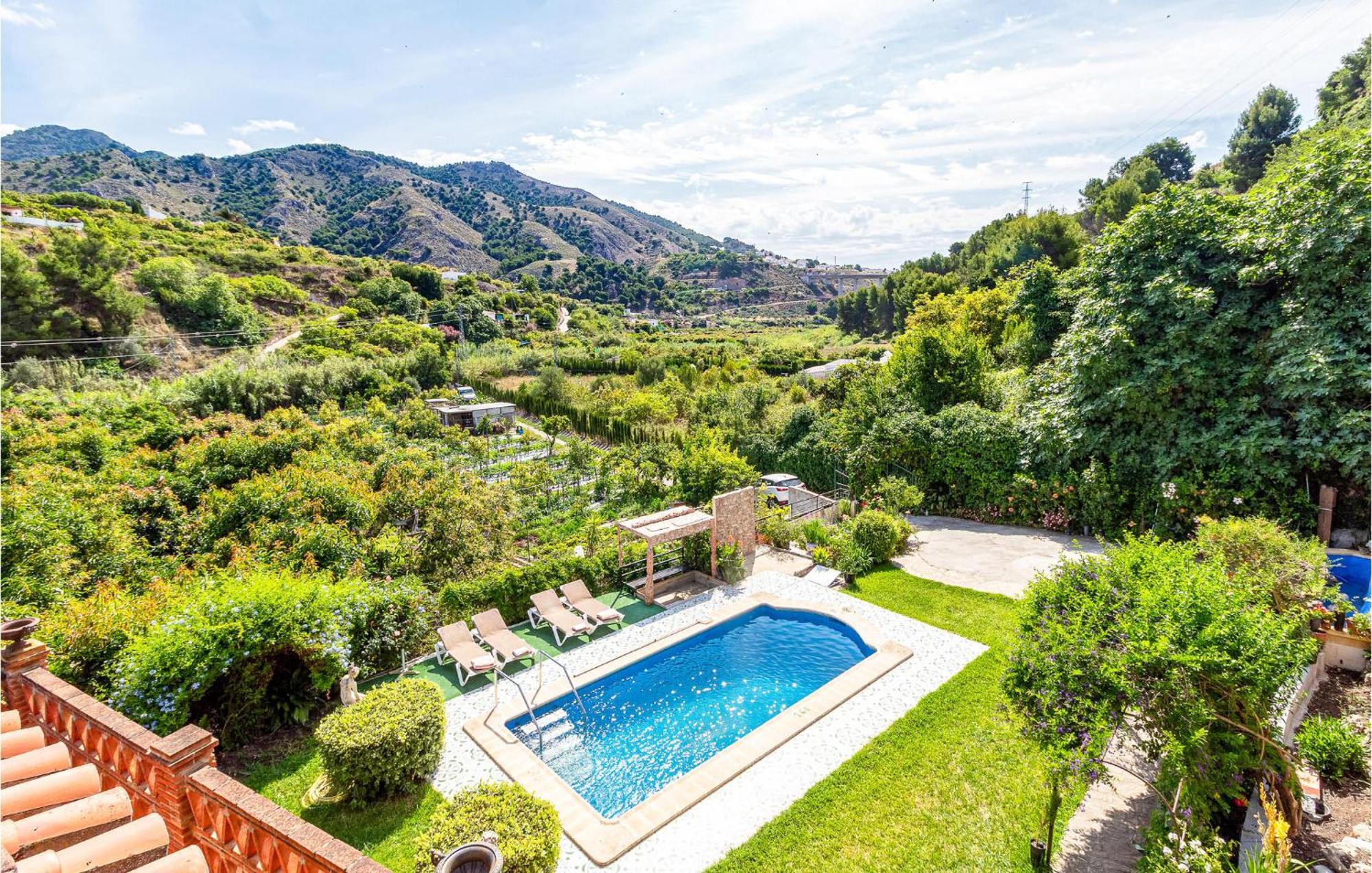 Vakantiehuis In With 3 Bedrooms, Wifi&outdoor Swimming Pool Nerja